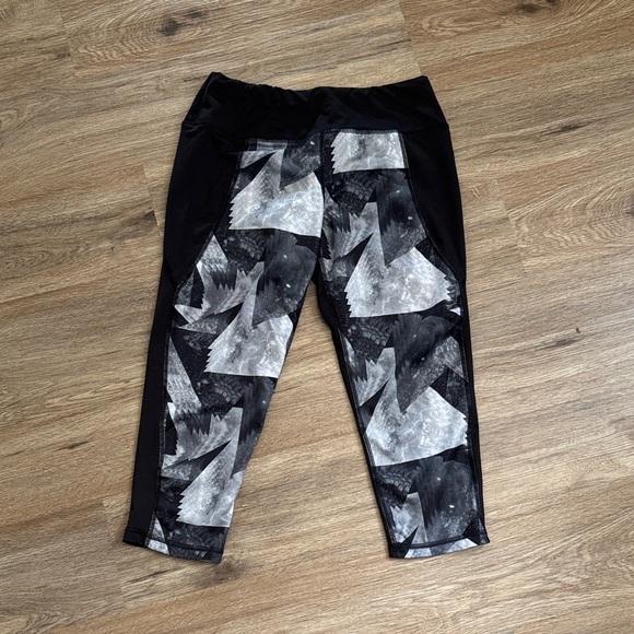 Stylish Black and Gray Women’s Capri Leggings - Picture 1 of 4